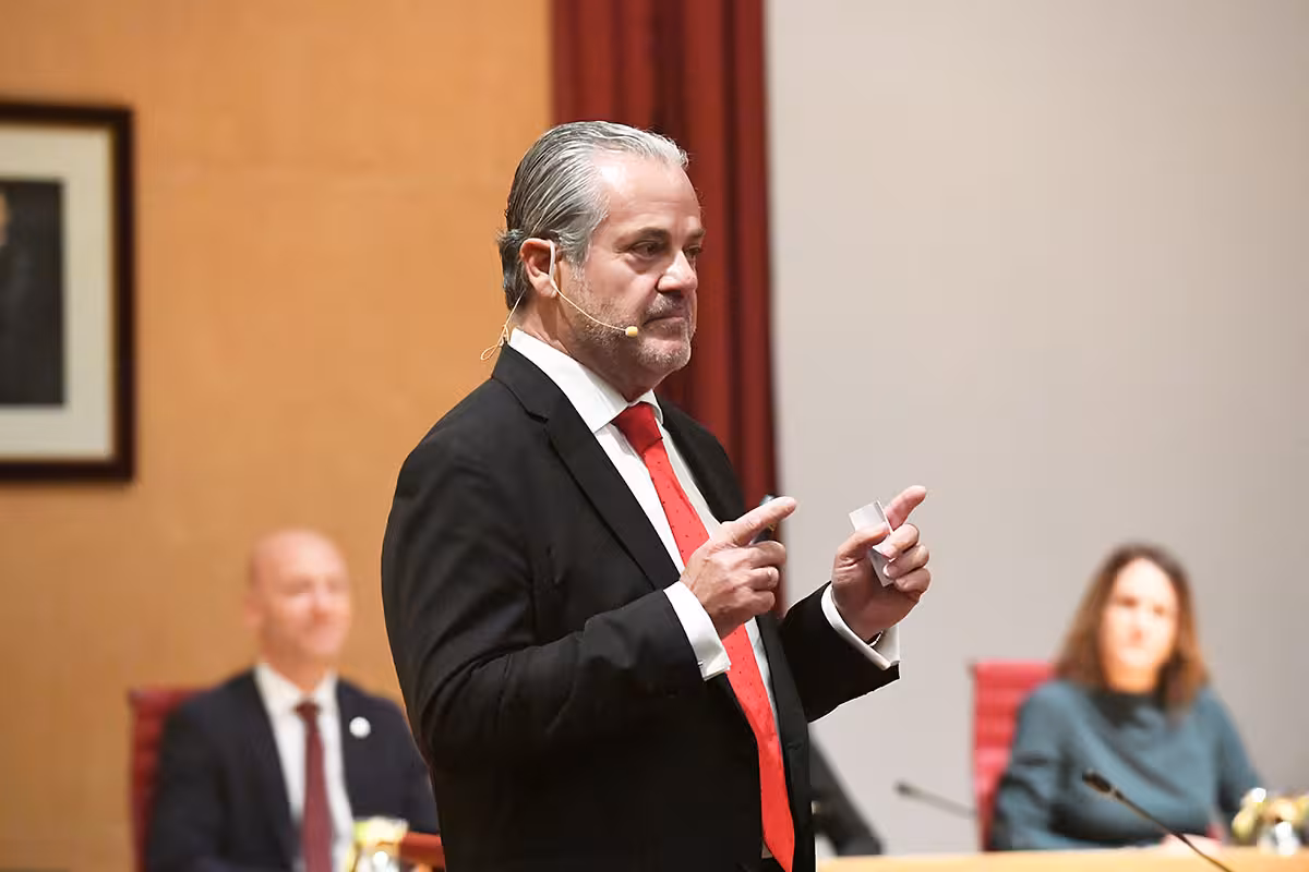 La conferencia del acto institucional de Marcos de Quinto enciende, aún más, la polémica