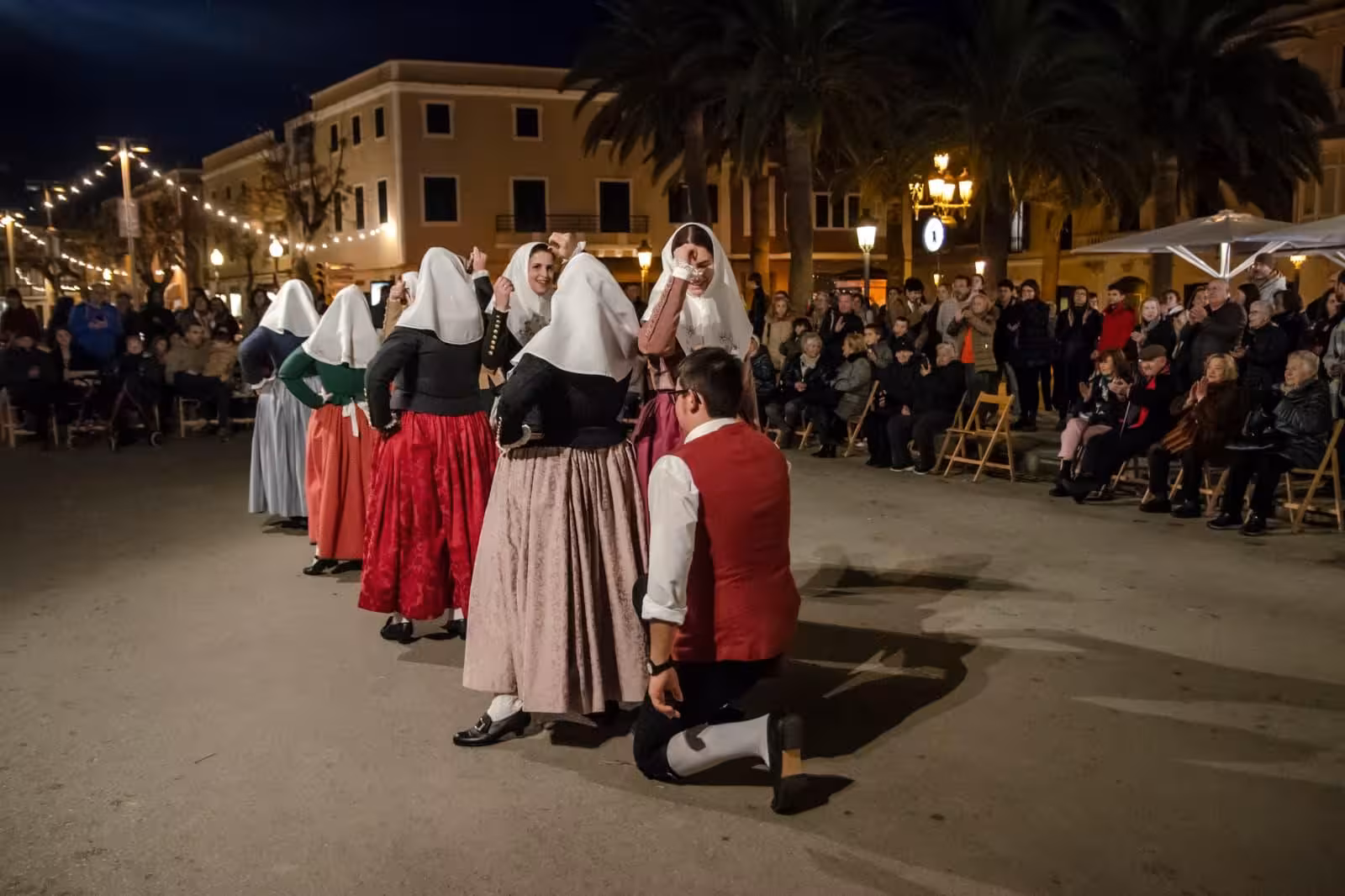 (Fotos) Ciutadella despide la Feria de Sant Antoni con bailes folclóricos y trajes de época