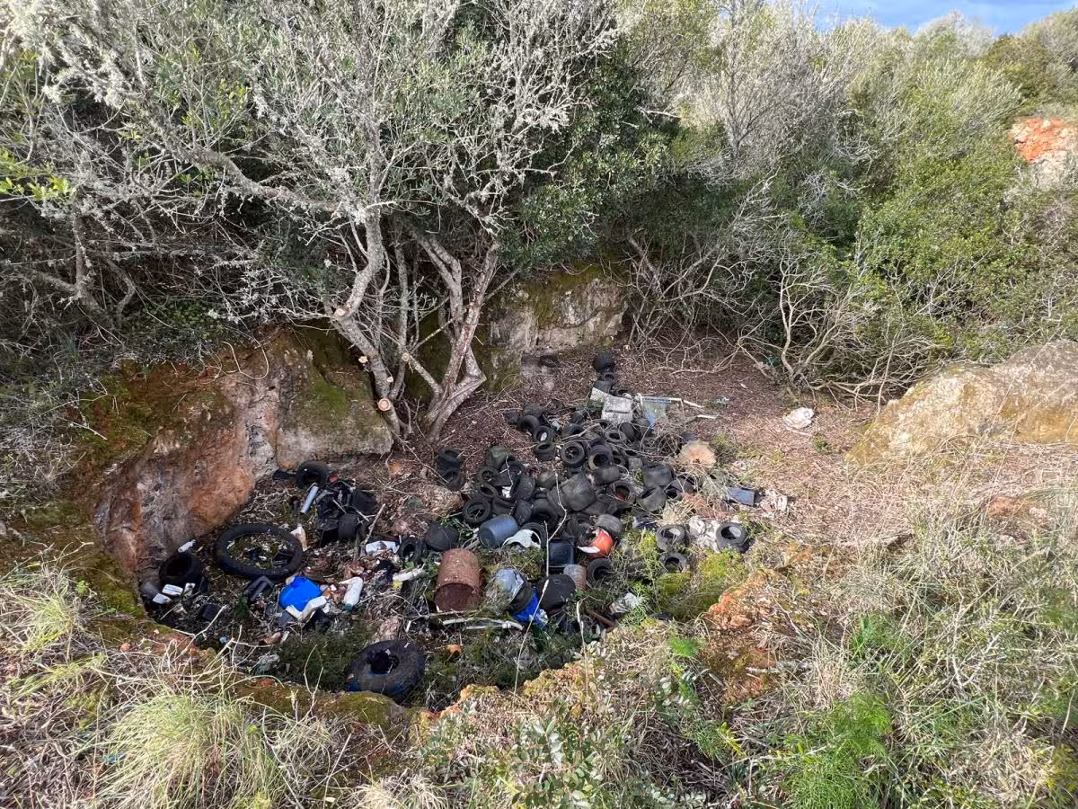 Menorca retira casi siete toneladas de residuos del aeródromo de Sant Lluís