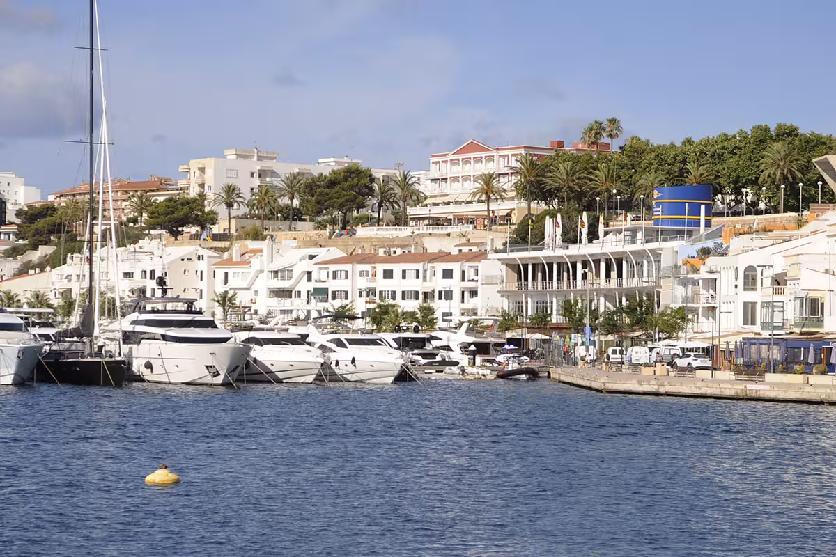 Més per Menorca logra que Ports IB priorice la función social de los clubes náuticos en las concesiones