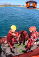 (Vídeo) Los Bomberos de Menorca entrenan con el salvamar técnicas de abordaje para rescates en la costa