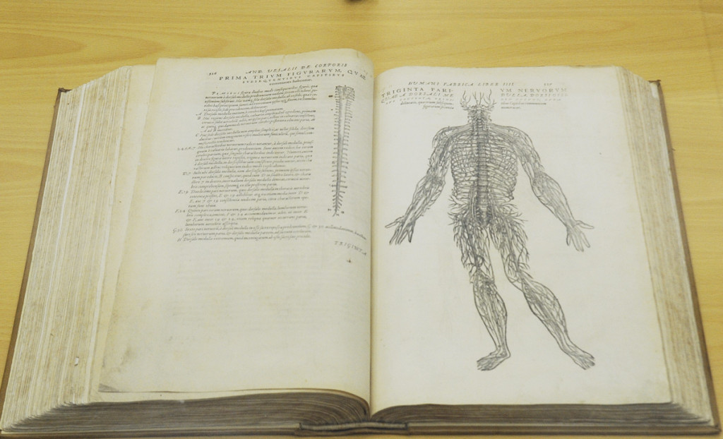 El libro fue escrito en 1543 por el médico Andrea Vesalio. Foto: Tolo Mercadal.
