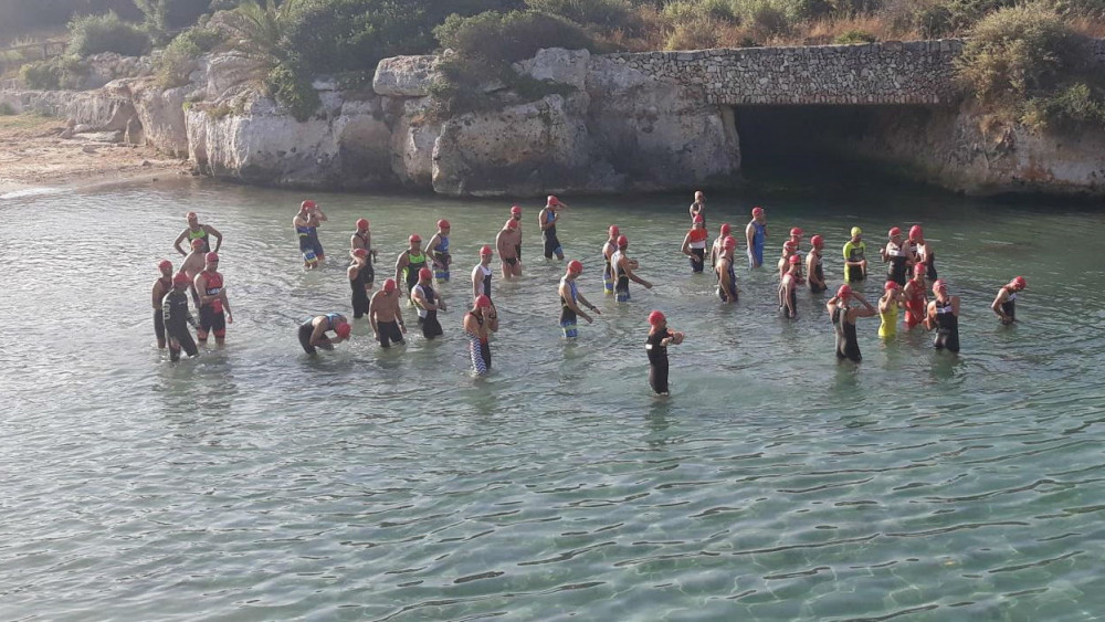 Los triatletas, en el agua antes de la salida (Fotos: Pau Genestar)