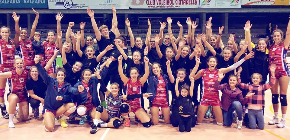 Celebración del equipo junto a los patinadores de la UD Mahón (Foto: Vòlei Ciutadella)