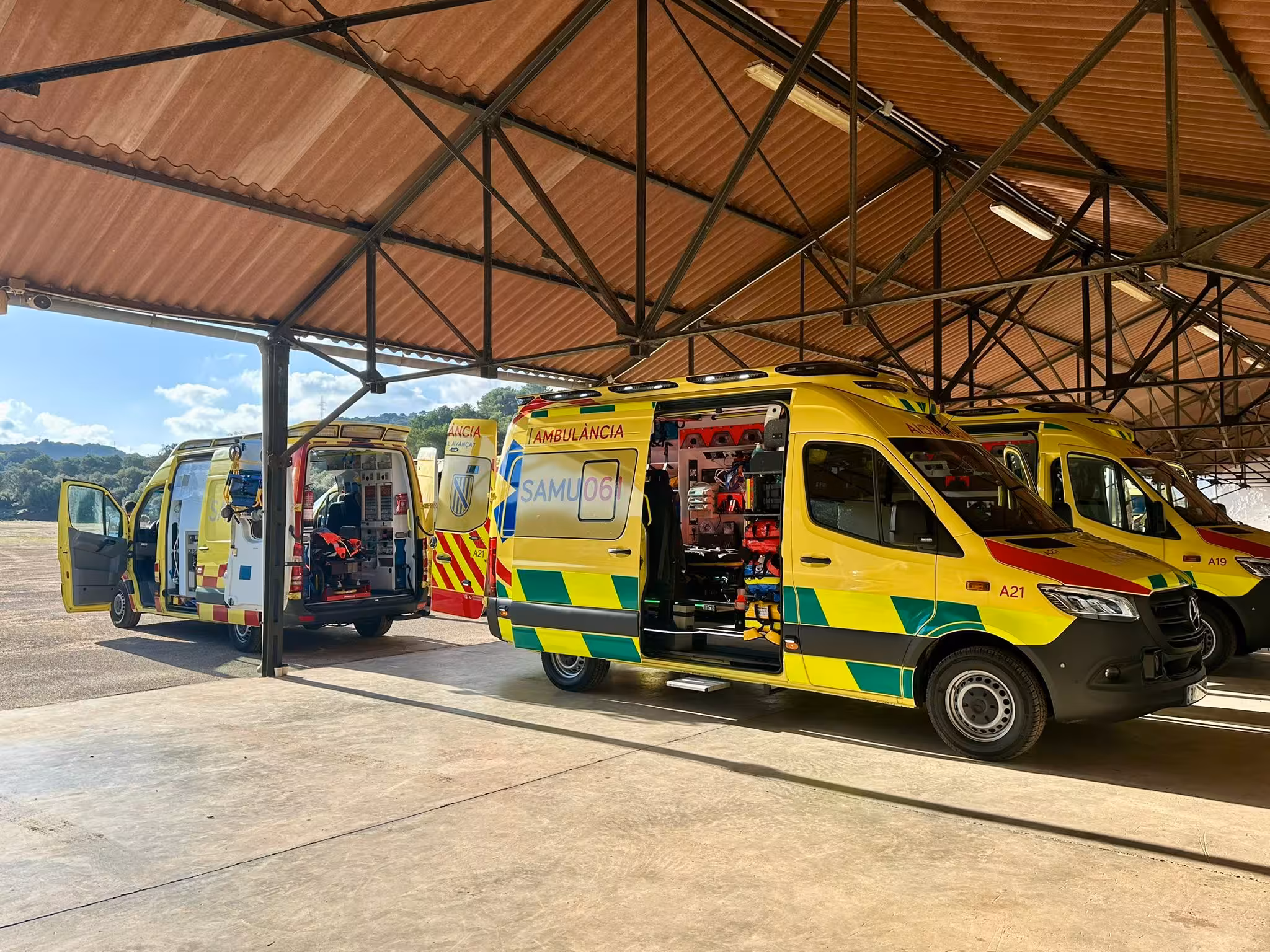 (Fotos) El SAMU 061 estrena en Menorca 12 nuevas ambulancias de transporte urgente