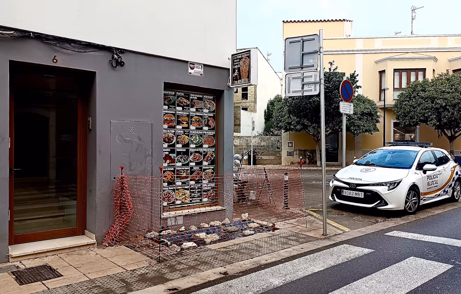 Robo en Ciutadella: destrozan una ventana y saquean la caja registradora de un kebab