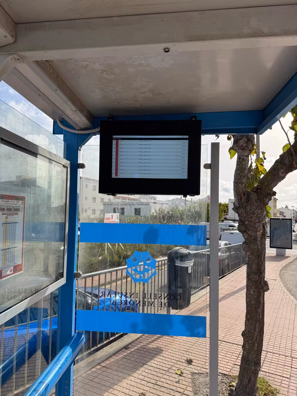 Las paradas de autobús de Menorca incorporan 40 pantallas con información en tiempo real