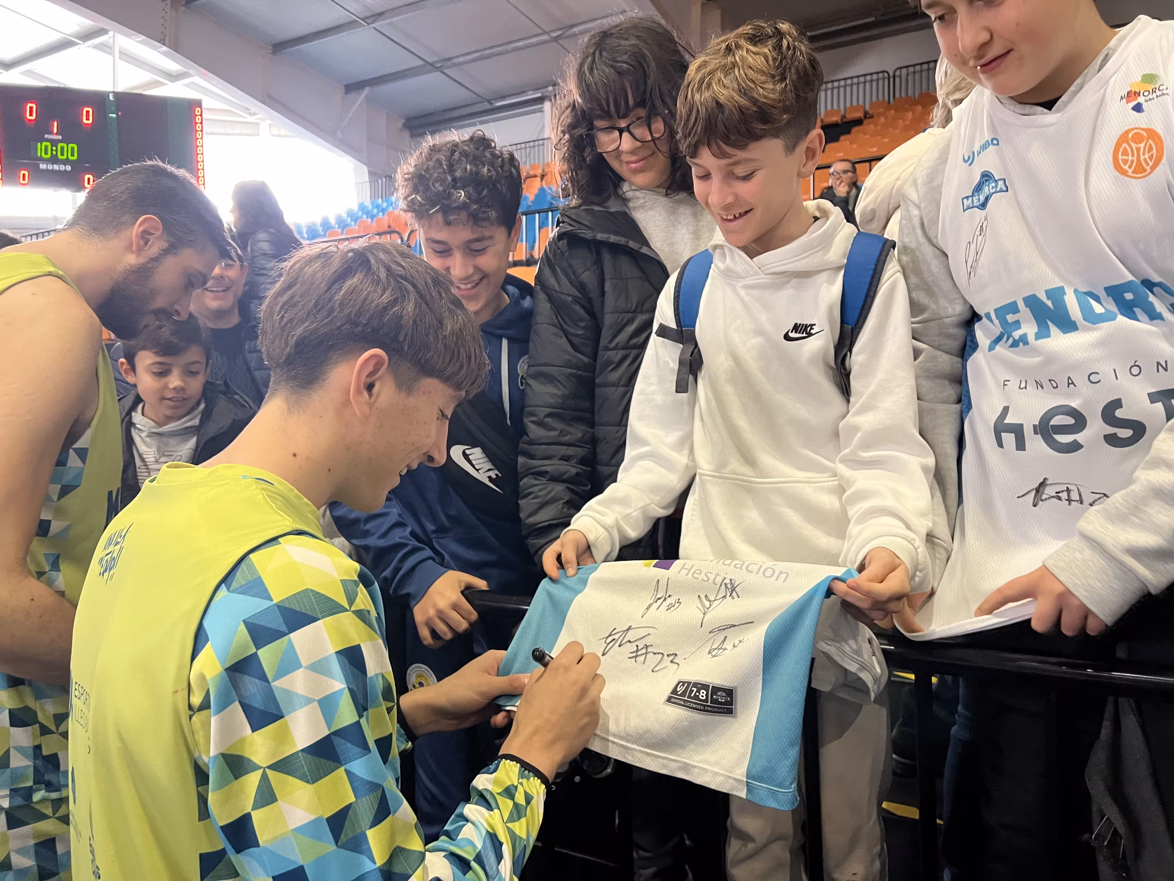 (Fotos) El Hestia Menorca recibe a la afición en su primer entrenamiento de 2026