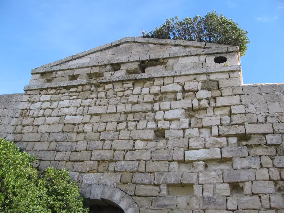 Sacan a licitación la restauración de la Torre 4 Puertas por 380.111 euros