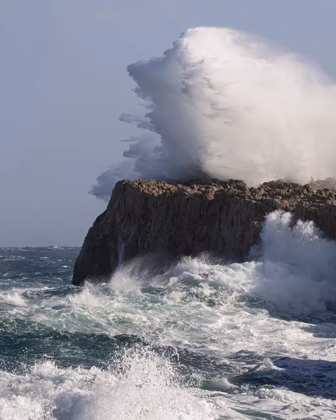 Olas de más de 5 metros mantienen a Menorca en alerta hasta el mediodía