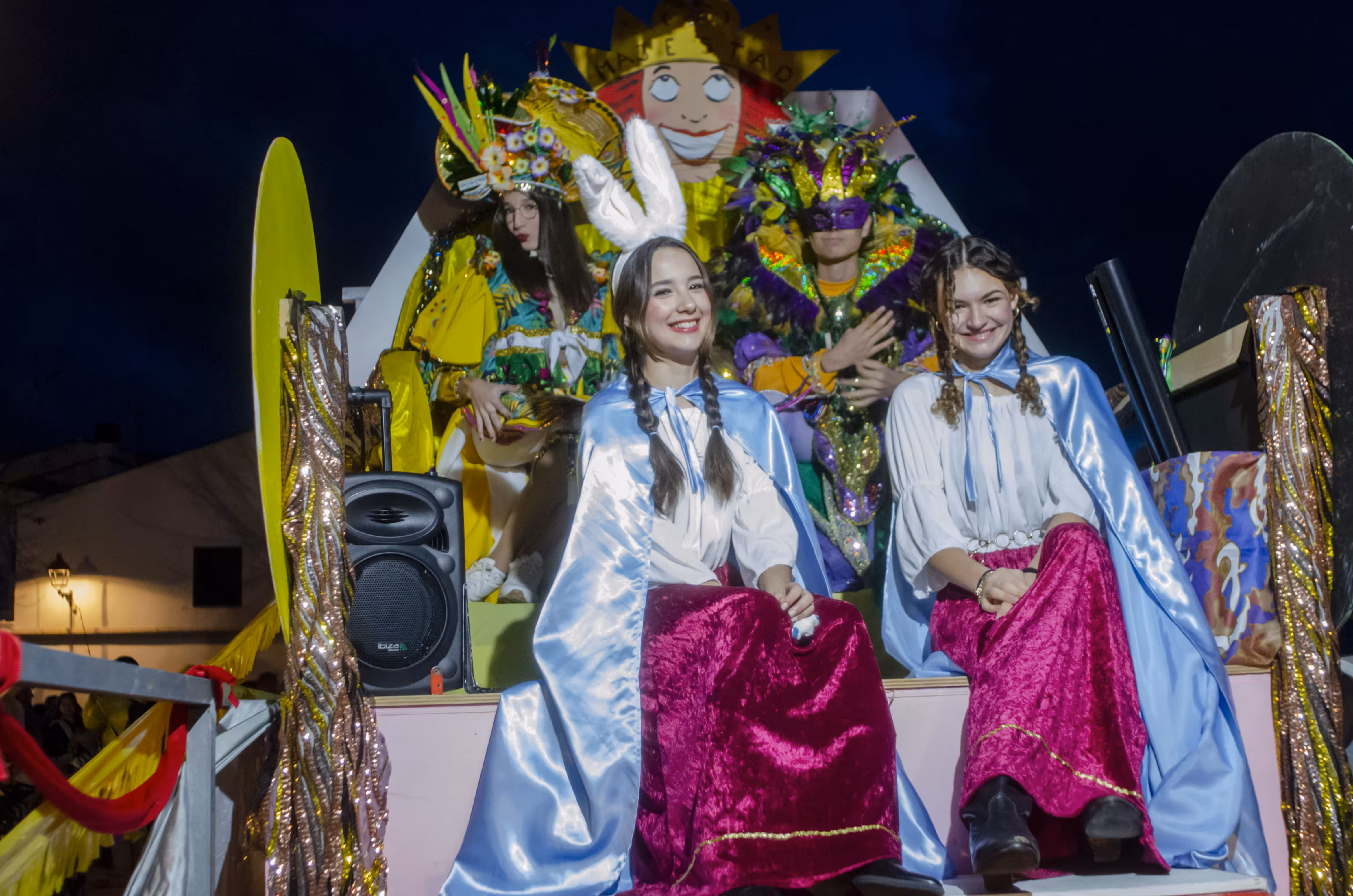 (Fotos) Sant Lluís da el pistoletazo de salida al Carnaval con desfile de gegants, pregón y música en directo
