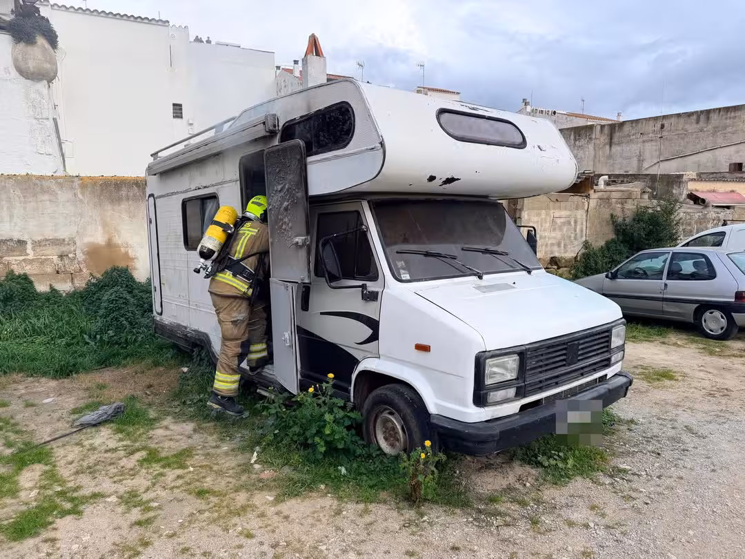 Un incendio en una autocaravana en Ciutadella moviliza a la policía y a los bomberos