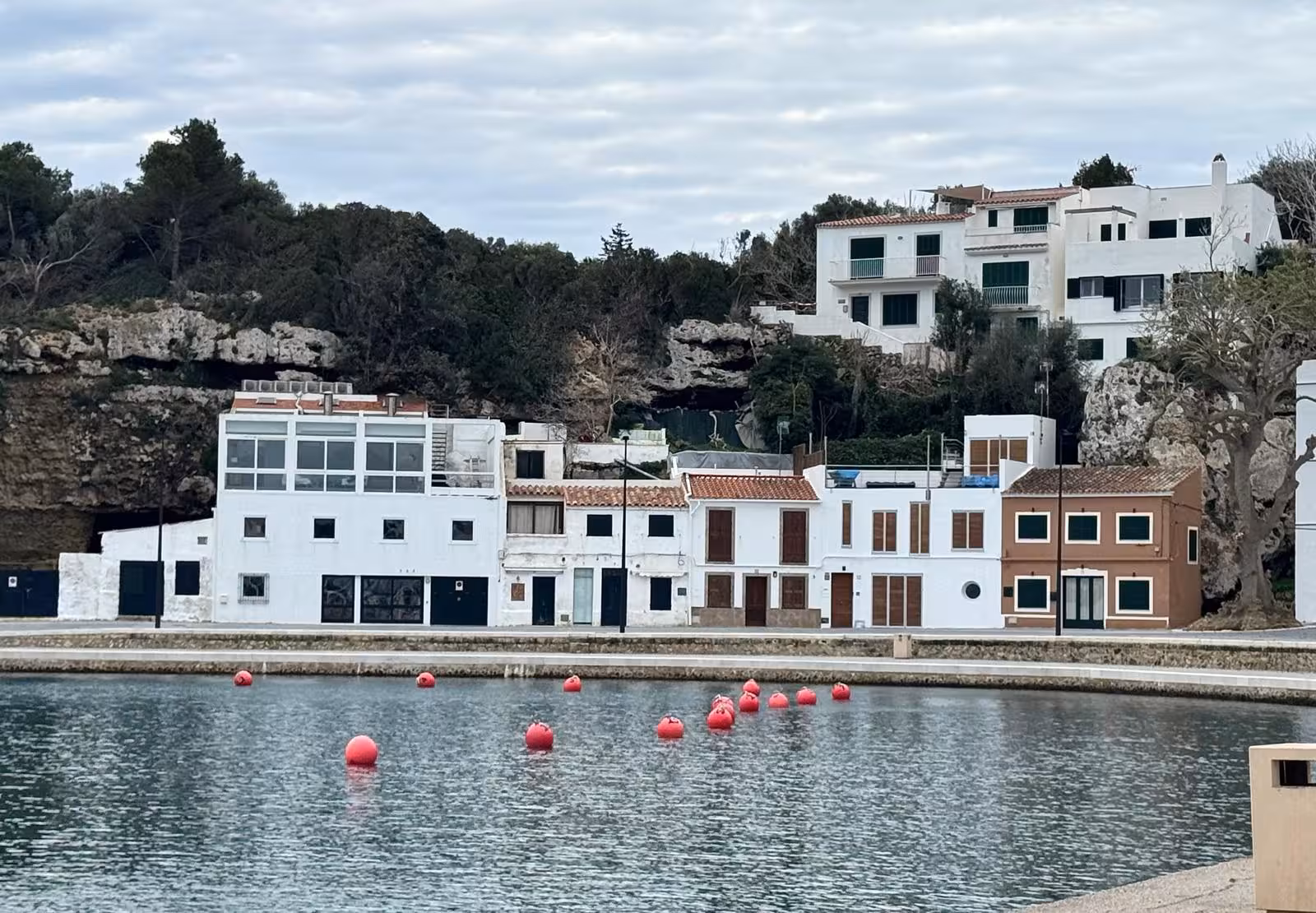 Es Castell realoja a una familia más por el riesgo de desprendimientos