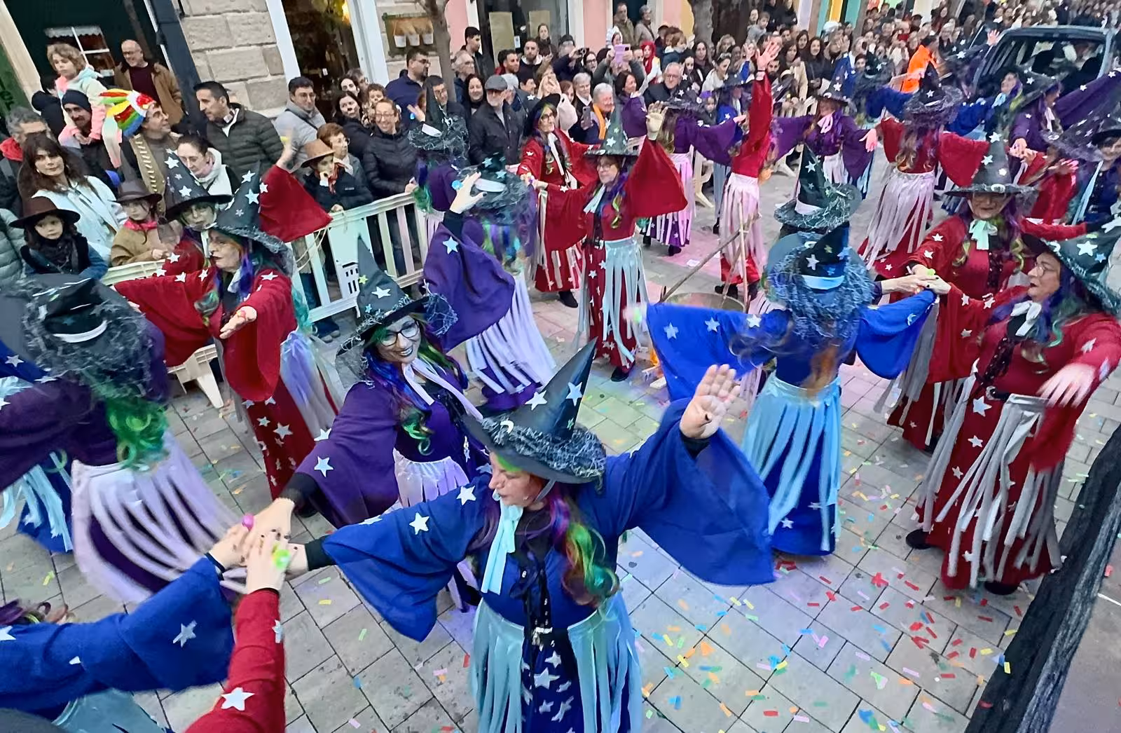 (Fotos y vídeo) El desenfreno de Carnaval conquista Maó