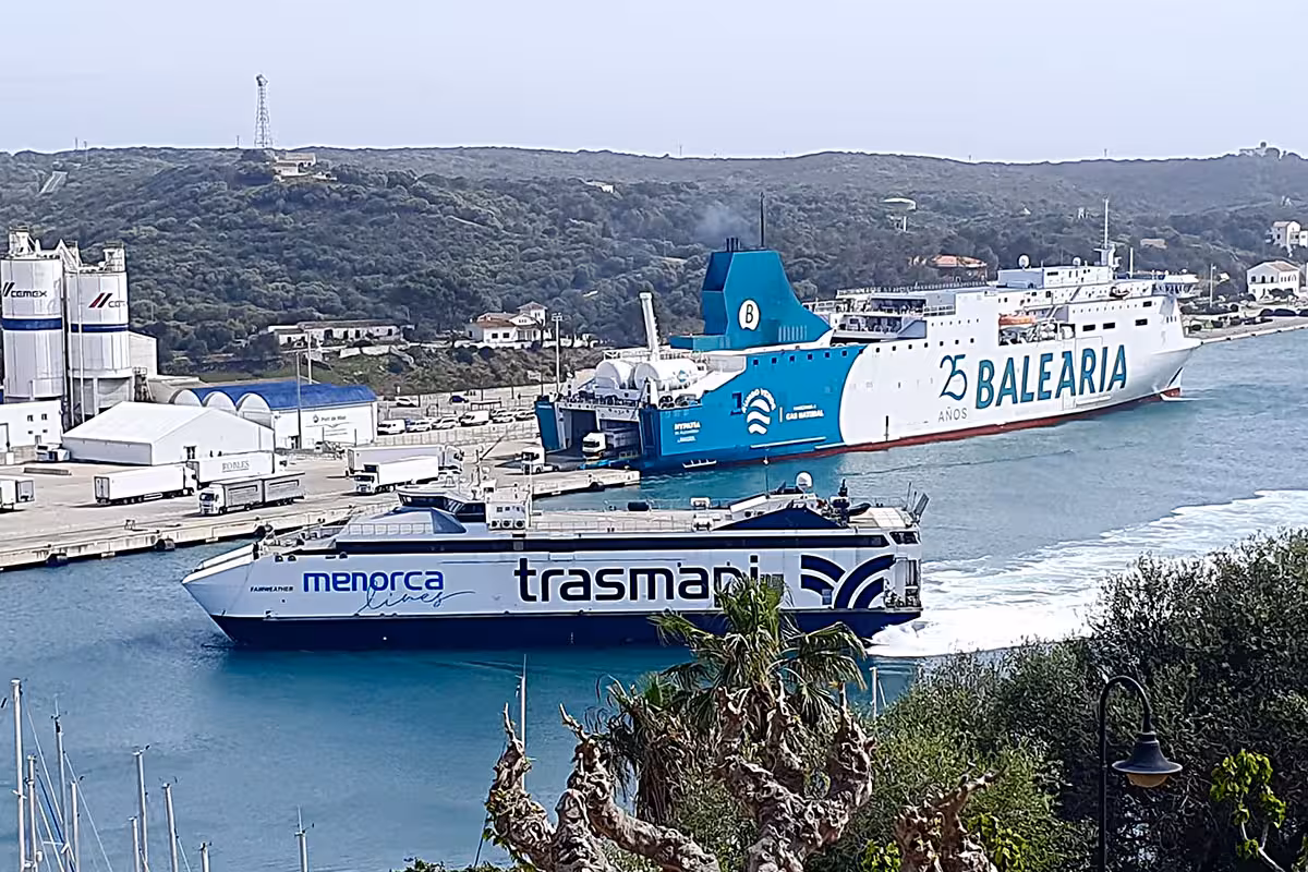El Consell de Menorca descarta limitar la entrada de vehículos de ferrys para este verano