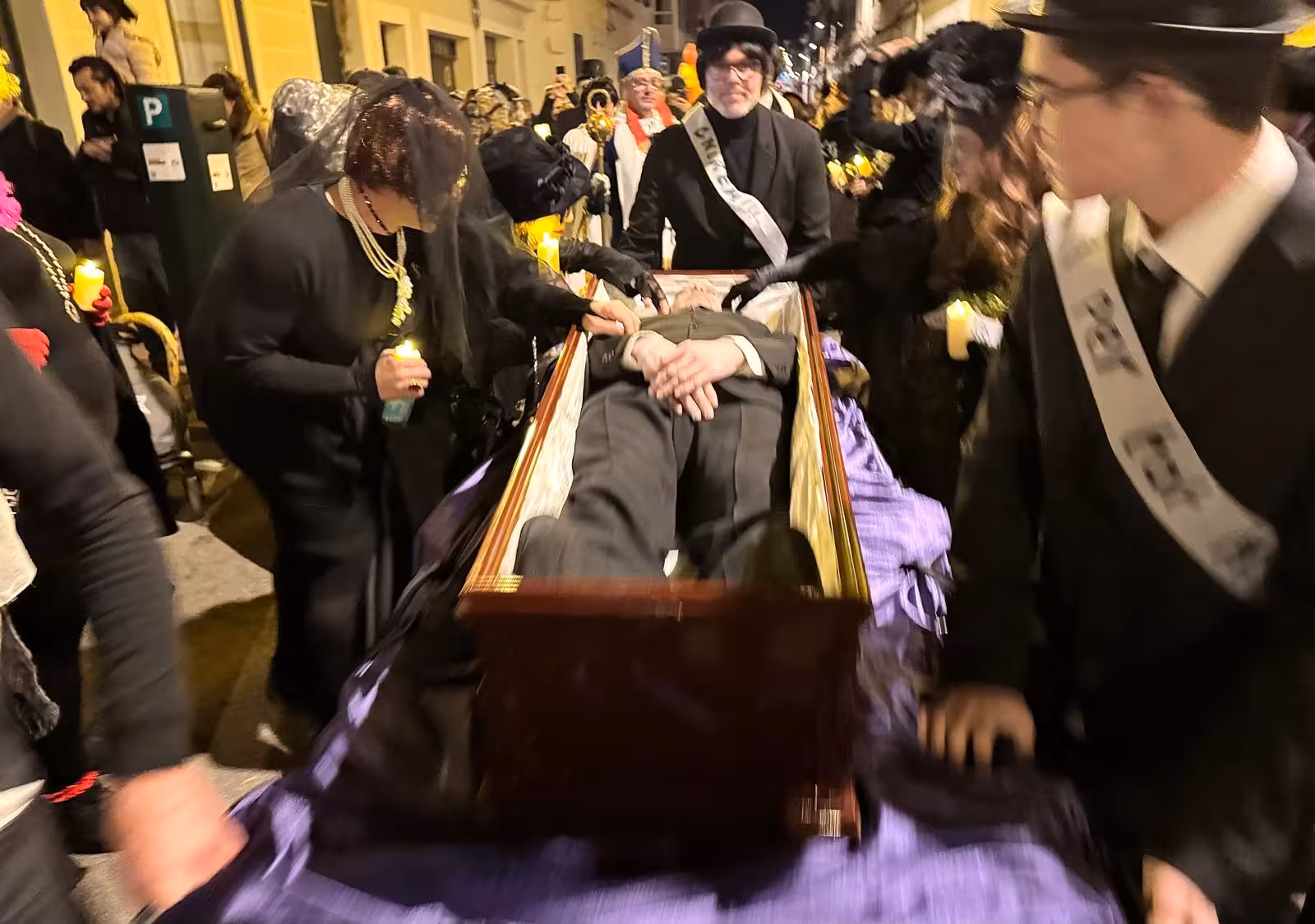 (Fotos y vídeo) Camestortes yace muerto tras una semana de excesos y alegría