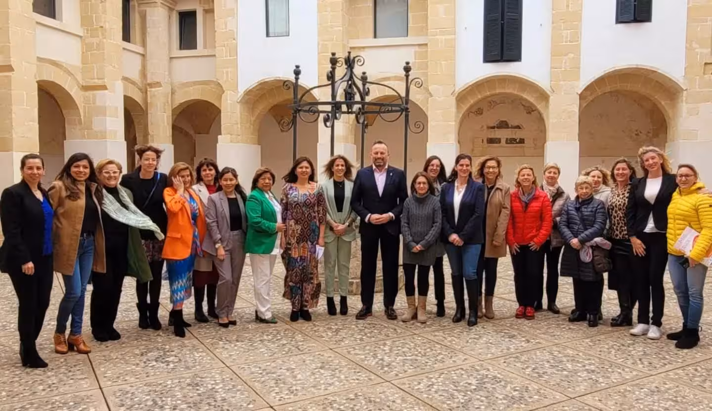 Alaior visibiliza el liderazgo femenino con una jornada sobre mujeres emprendedoras en el Convent de Sant Diego