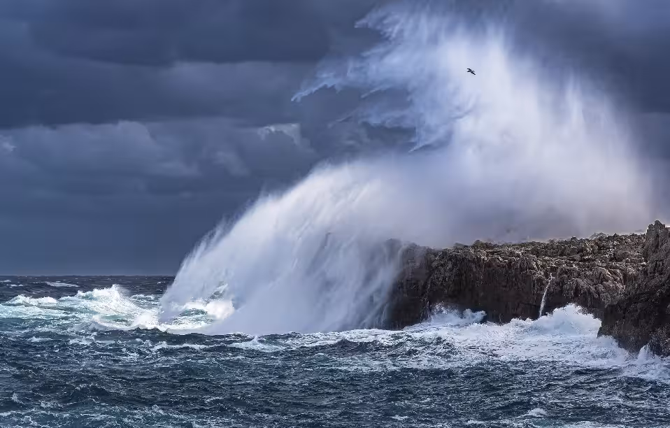 Temporal en Menorca: olas de 10,5 metros y rachas de 114 km/h provocan incidencias y cancelaciones marítimas