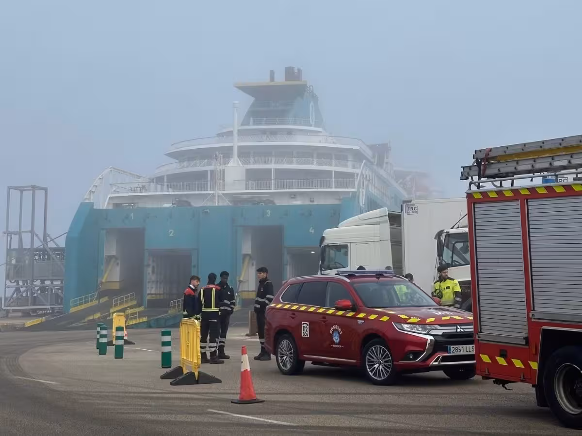 (Fotos) Los bomberos de Menorca revisan dos buques de Baleària en el puerto de Ciutadella