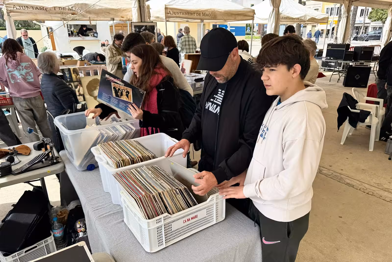 S’Esplanada vibra con el regreso del Rastre Musical: vinilos, nostalgia y mucho ritmo en Maó