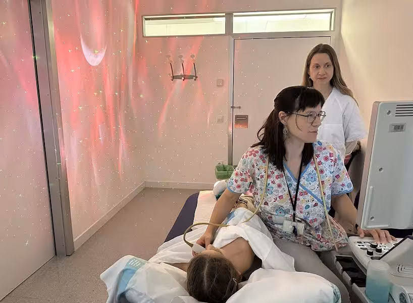 La consulta de cardiología infantil del Mateu Orfila incorpora luces y sonidos para reducir la ansiedad de los niños