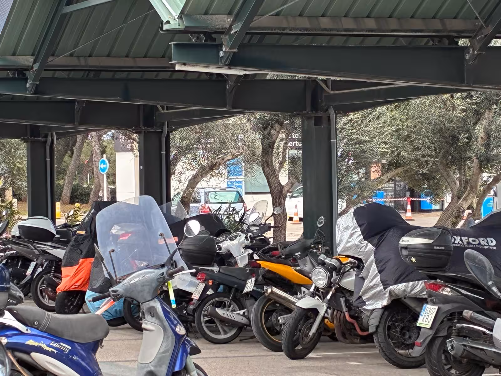 El Parlament aprueba por unanimidad ordenar el parking de motos del aeropuerto de Menorca ante la saturación