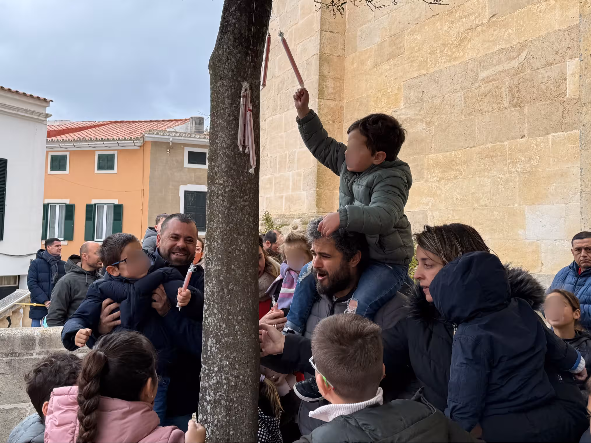 Alaior endulza el dominfo a los más pequeños con el 'Dia del Caramel·ler'