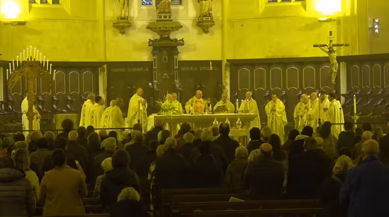 (Vídeo) Emotiva "Missa Crismal" en la Catedral de Menorca