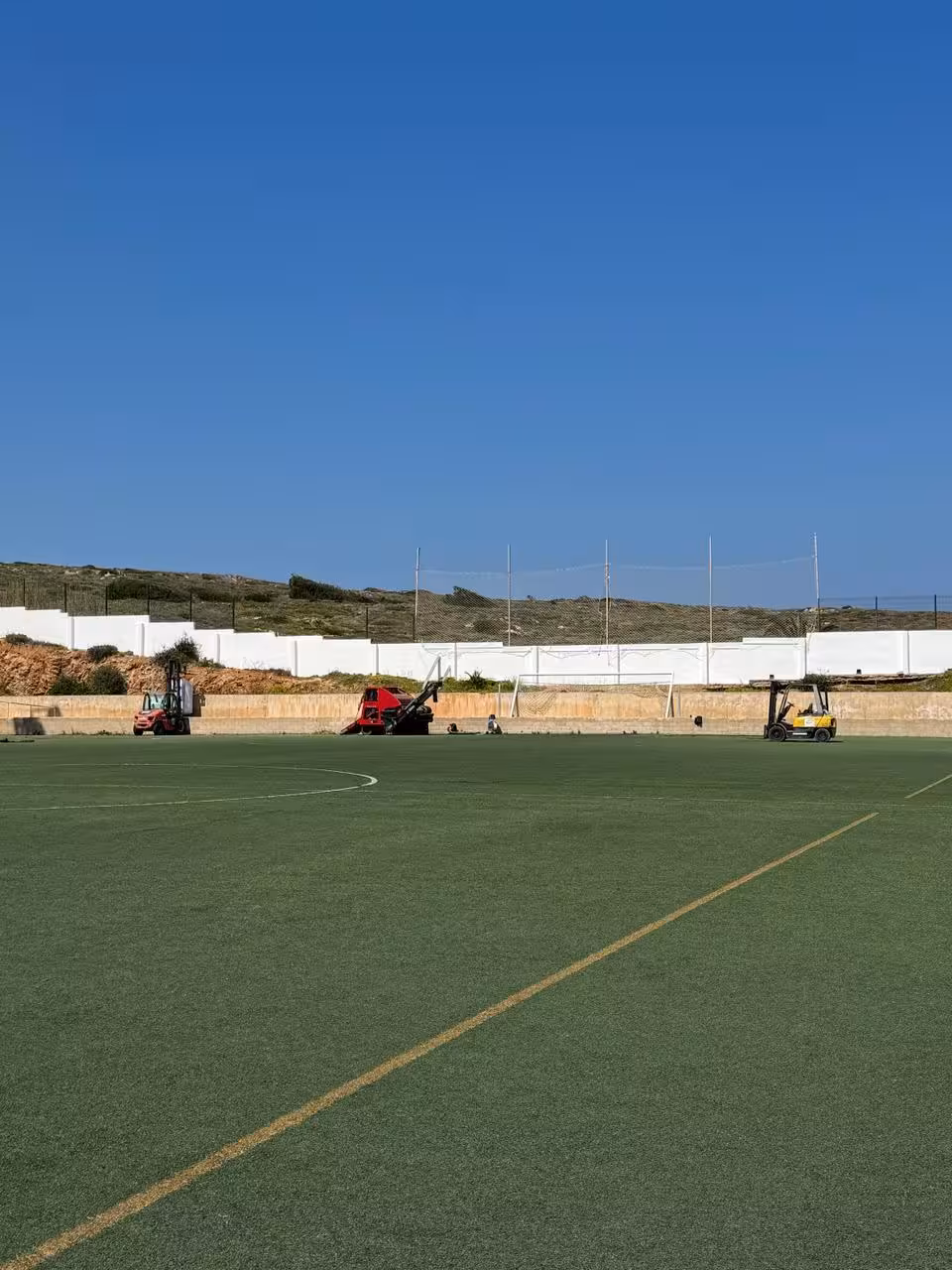 Renuevan el césped del campo de fútbol de Fornells tras 21 años con una inversión de más de 383.000 euros