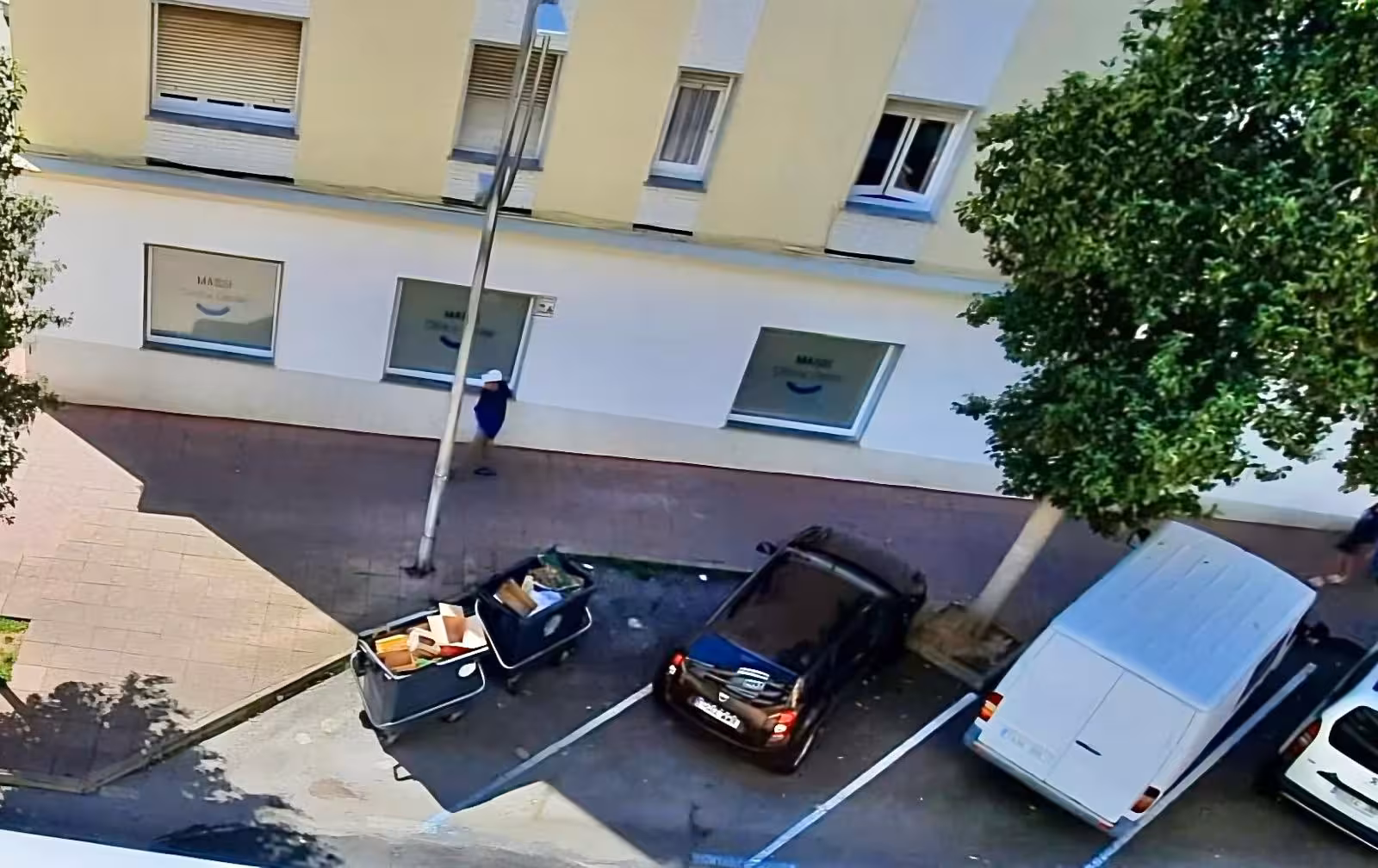 (Foto-denuncia) Un vecino critica el mal uso de los contenedores de la avenida Menorca: “Es una verdadera vergüenza”