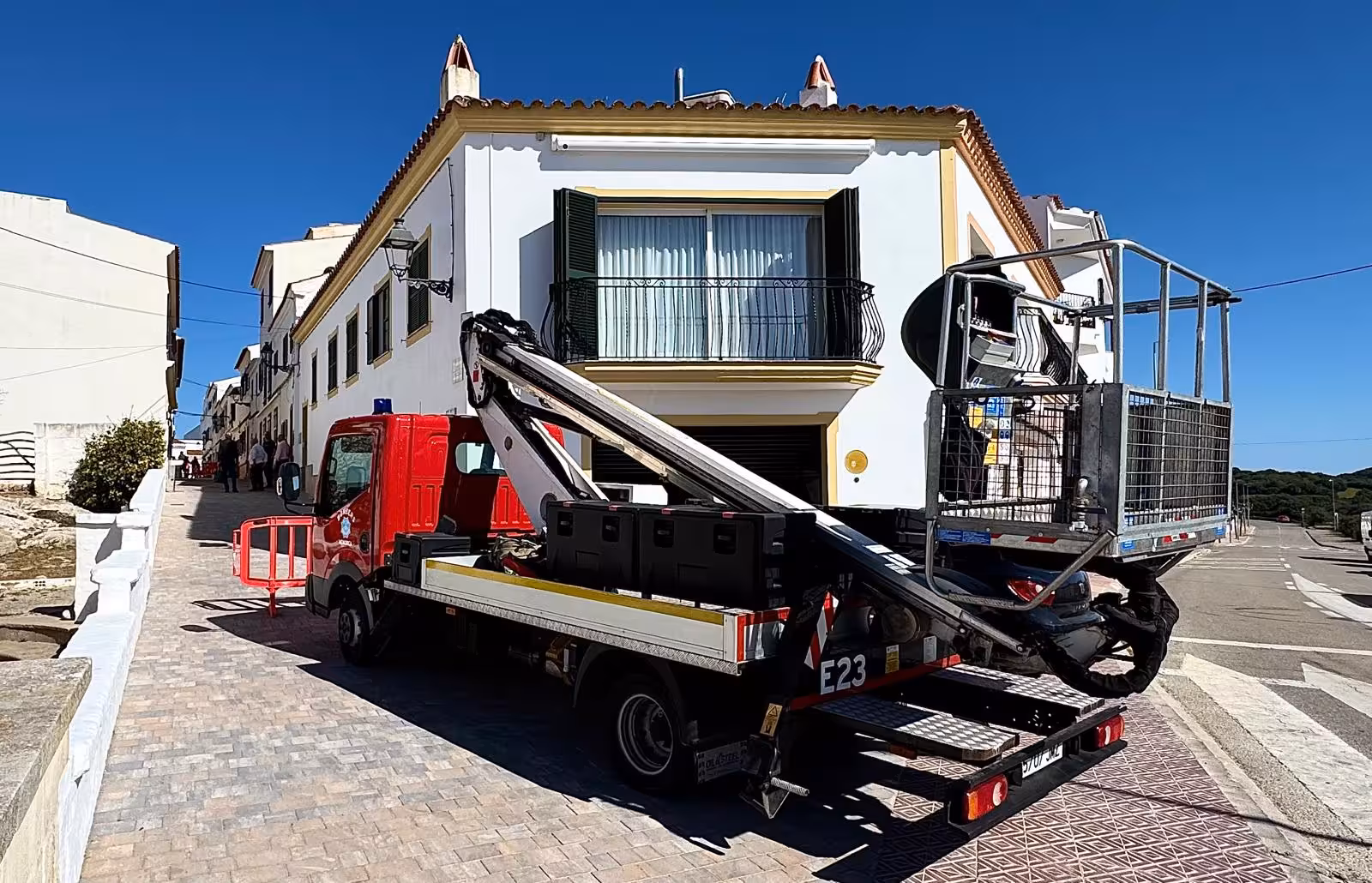 (Fotos) Una explosión de gas en Es Migjorn Gran deja a una mujer de 70 años en la UCI