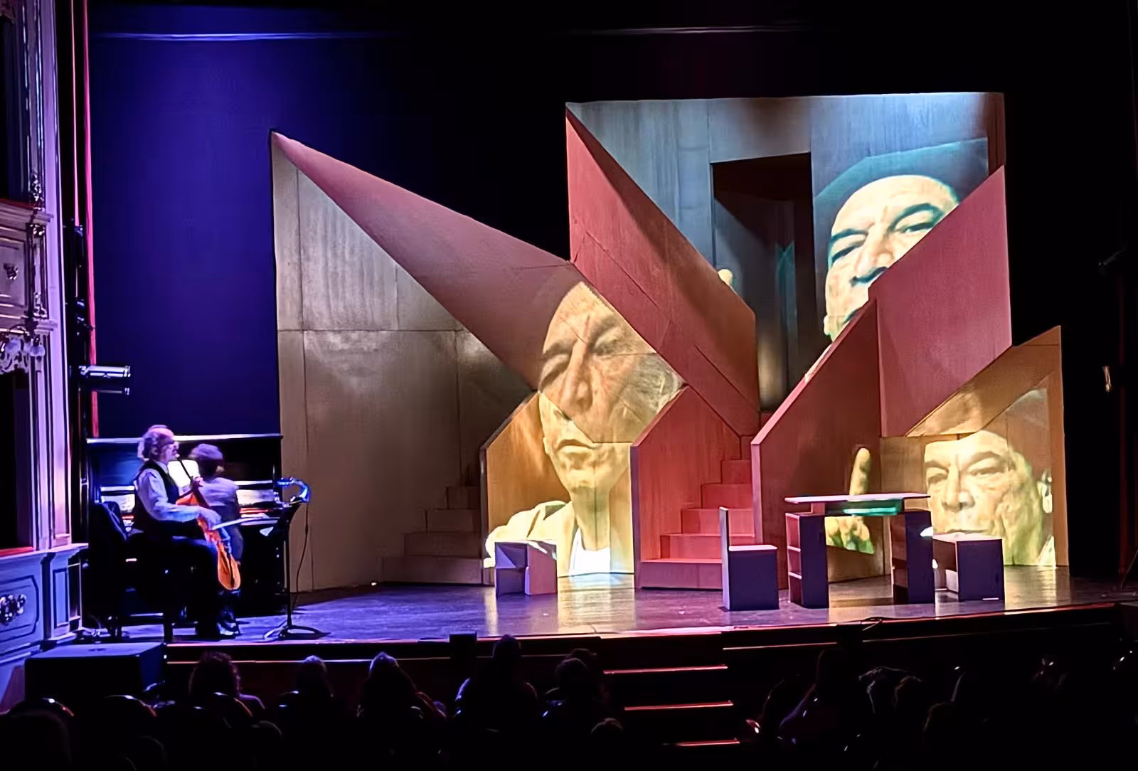 El Teatre Principal de Maó se convierte en un espejo del pasado con el éxito de 'La dona fantasma'