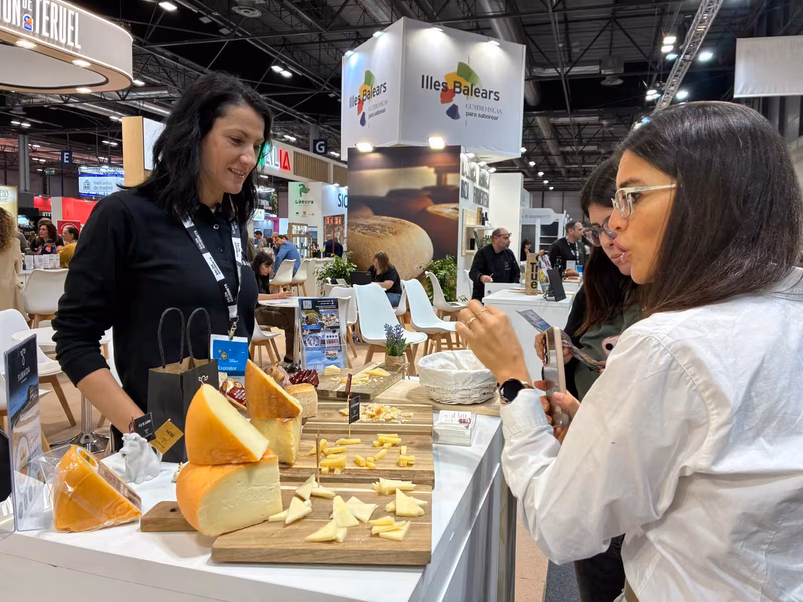 El queso Mahón-Menorca y la gamba de Menorca se promocionan en el Salón Gourmets de Madrid