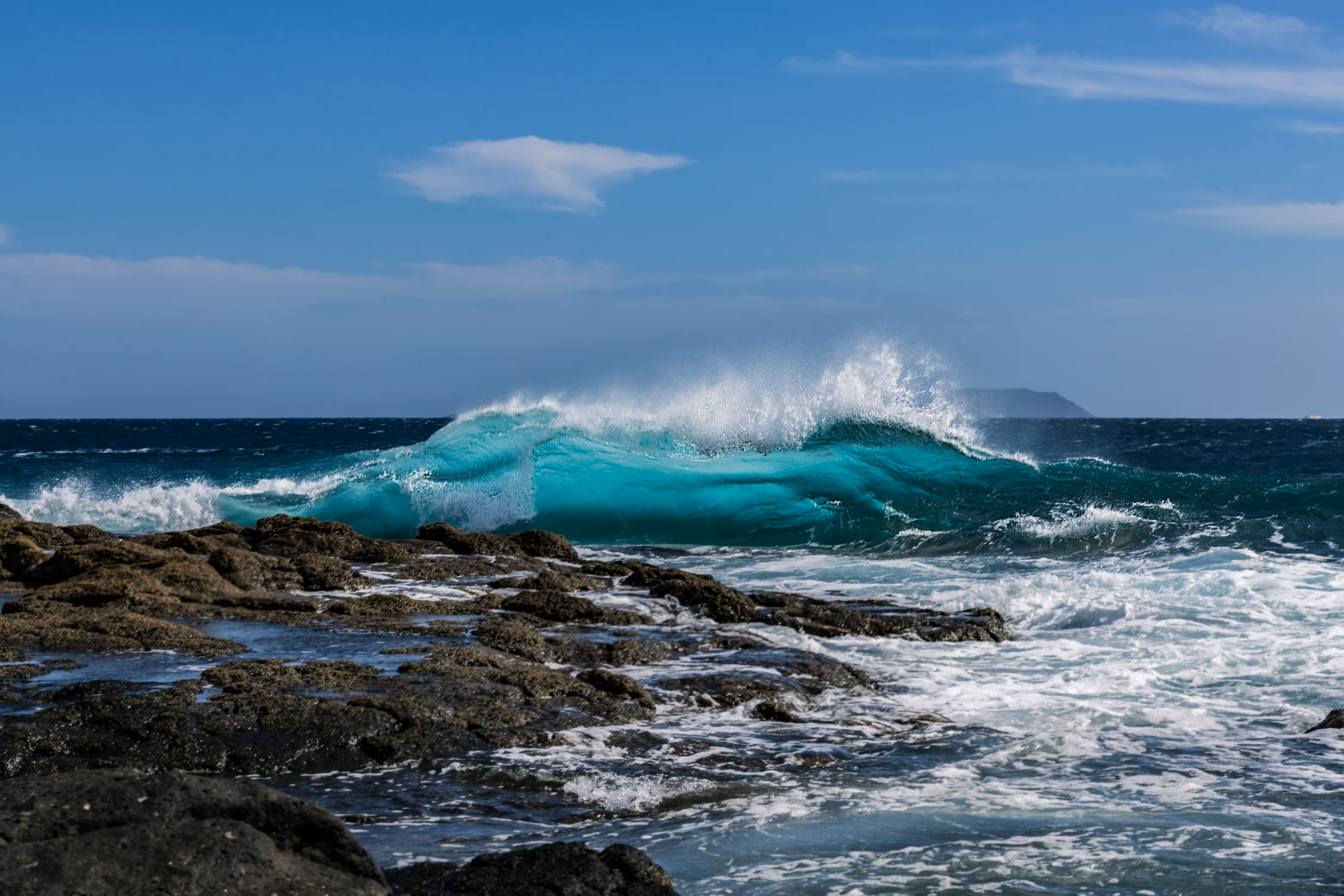 Vuelve el sol a Menorca, pero continúa el aviso por olas de hasta 4 metros