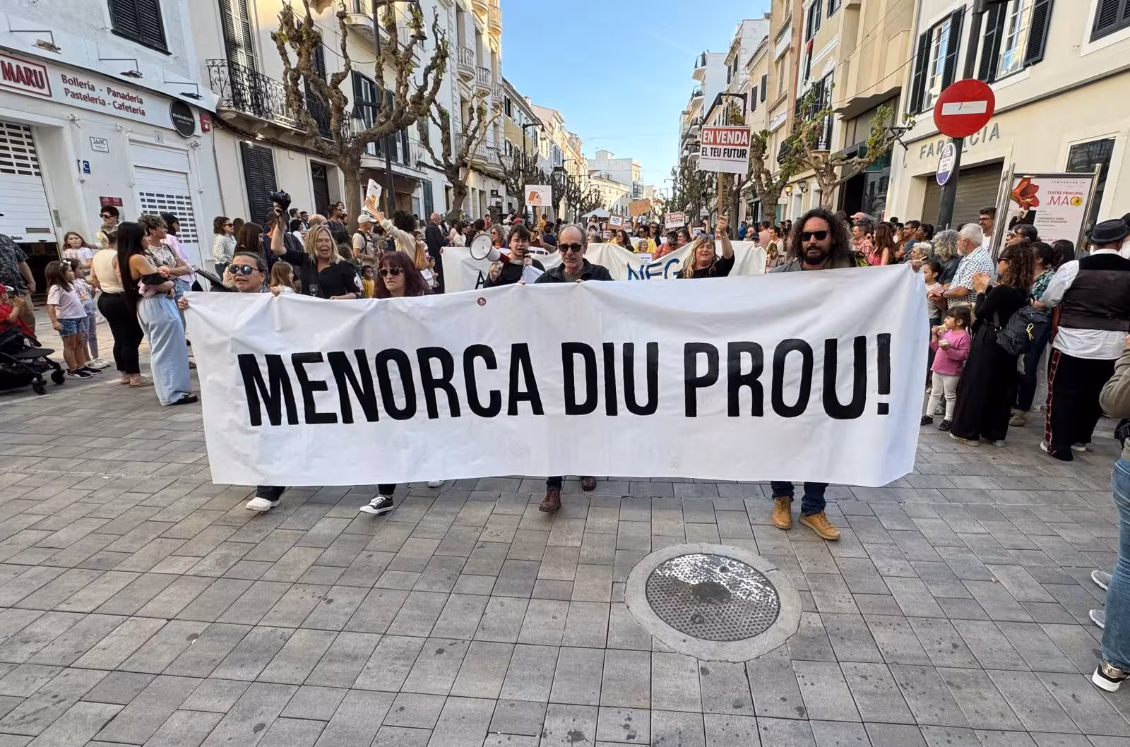 «Menorca diu prou»: Unas 200 personas claman en Maó contra el «negocio» de la vivienda