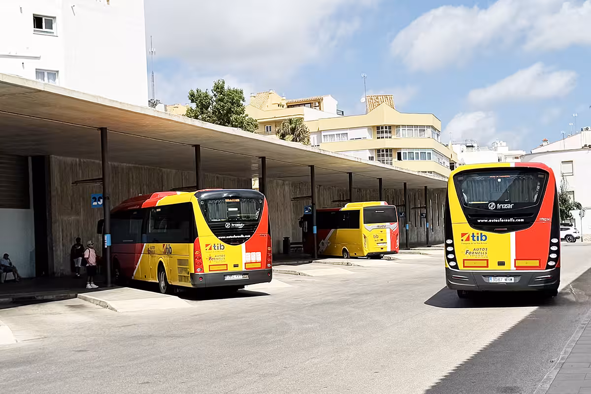 El PSOE Menorca propone crear líneas de autobús para trabajadores entre los pueblos y las zonas turísticas