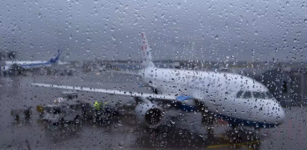 Retrasos en el aeropuerto de Menorca por tormentas en Mallorca: vuelos con hasta dos horas de demora