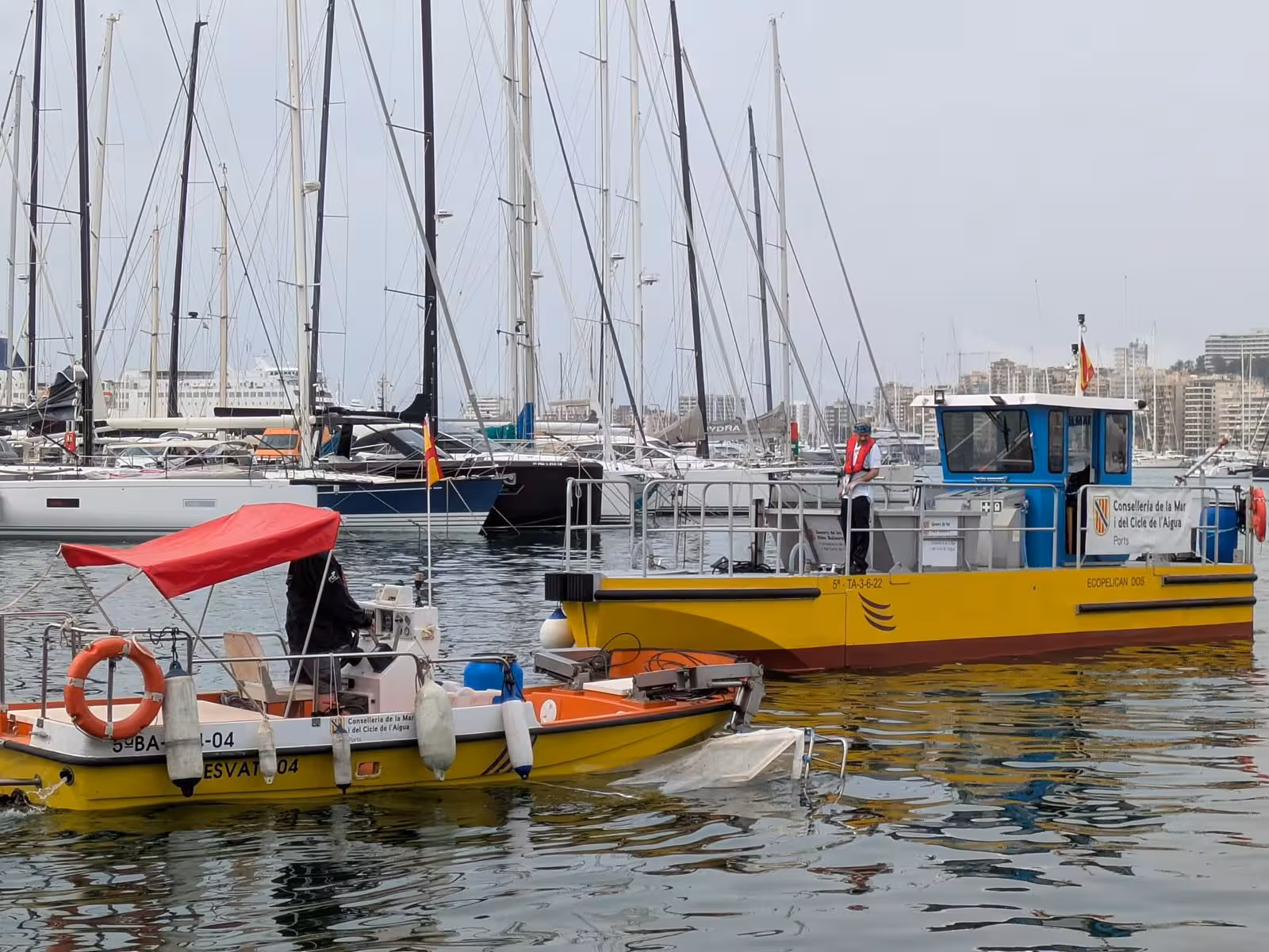 Vuelven las embarcaciones de limpieza al litoral de Menorca para retirar residuos flotantes