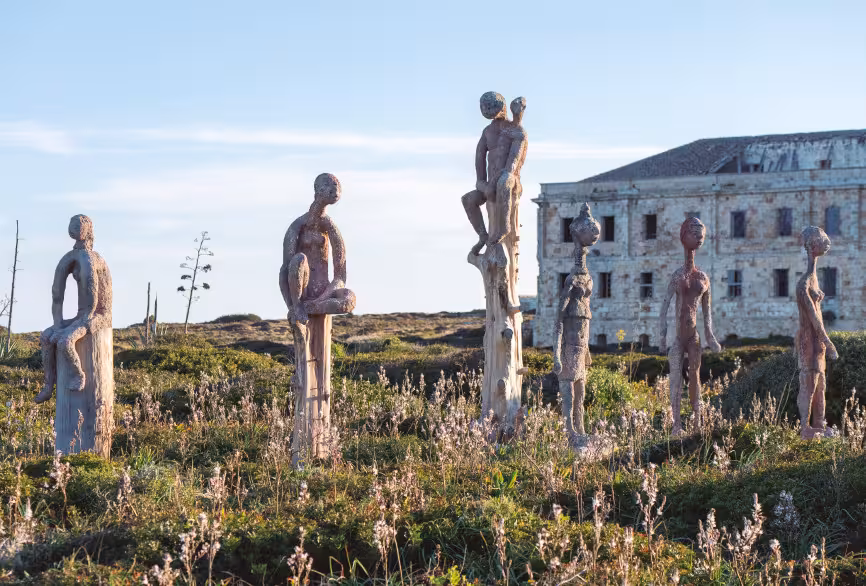 La Mola de Maó acoge la gran exposición de Joan Bennàssar con más de 100 obras al aire libre