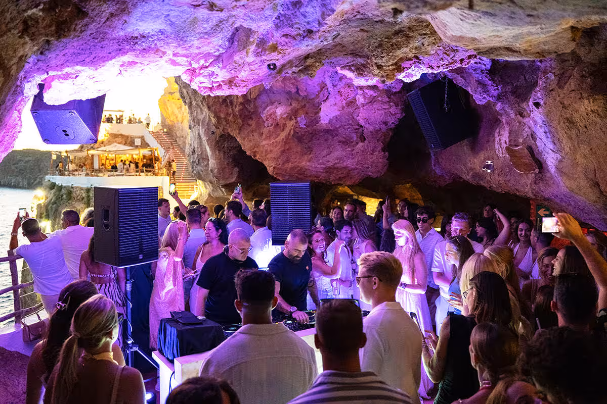 La Cova d’en Xoroi arranca la temporada con su espectacular 'Grand Opening Boiler Room Xperience'
