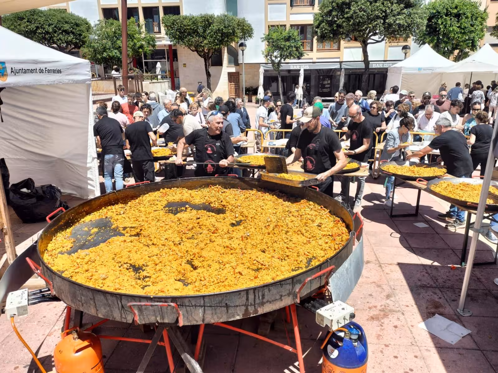 (Fotos) Ferreries se suma a la lucha contra el cáncer de mama con una paella gigante