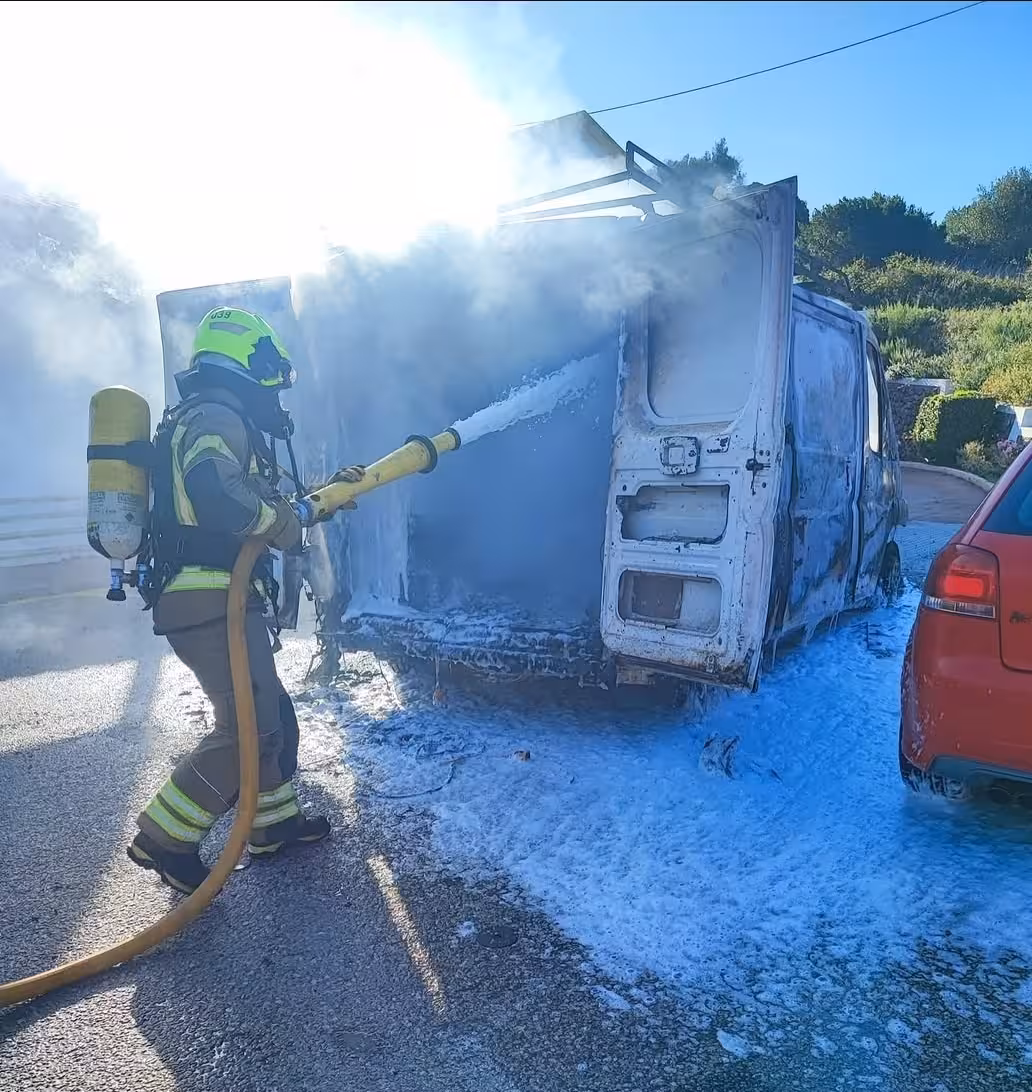 (Fotos) Arde una furgoneta de trabajo en el cementerio de Ferreries y moviliza a los bomberos
