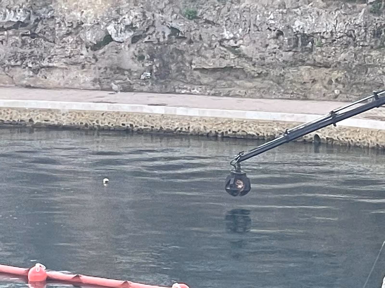 (Vídeo) Continúa la polémica por el vertido de grandes piedras en Cala Corb