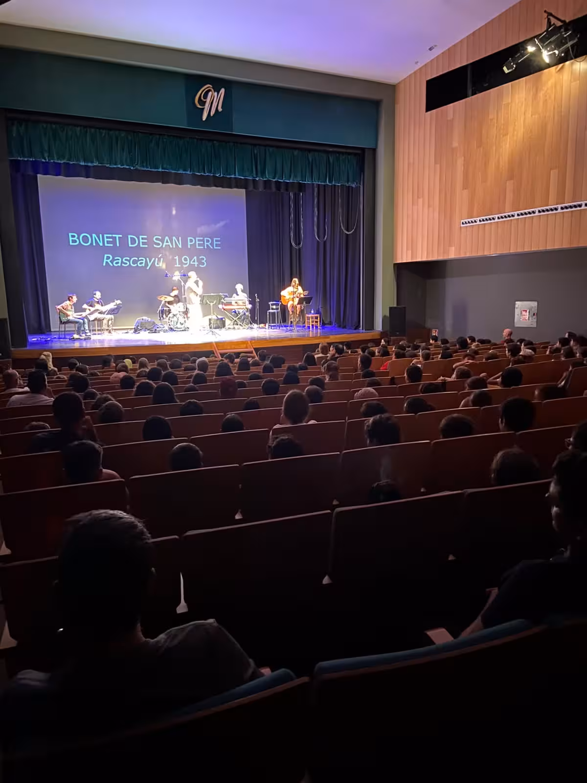 Cris Juanico acerca la música popular balear a 500 alumnos en el Orfeó Maonès