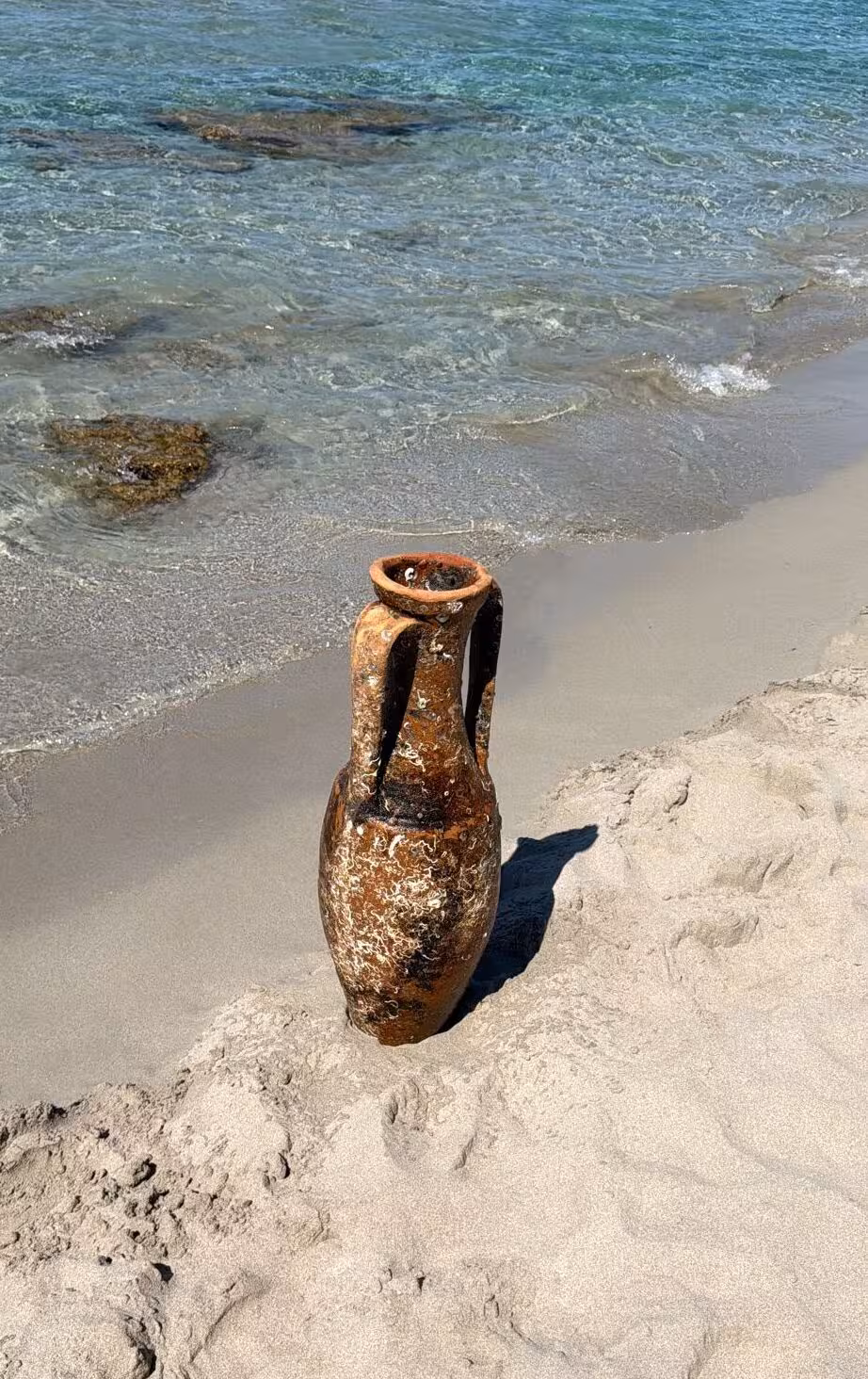 Hallan una ánfora presuntamente de la época romana en la playa de Binigaus