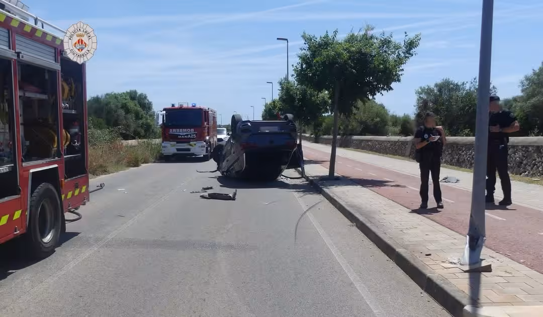 Una conductora sale ilesa tras volcar su coche en Santandria