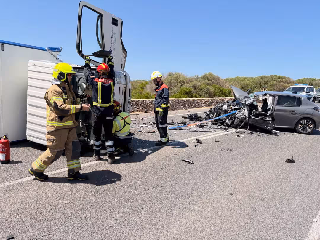 (Fotos) Dos heridos tras volcar un camión en un accidente de tráfico en Cala en Blanes