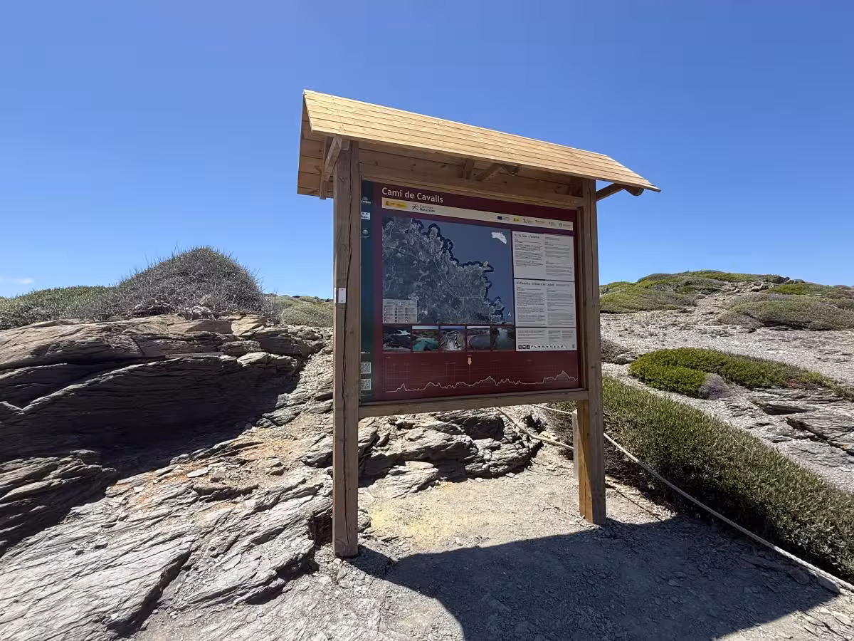 Renuevan 20 paneles del Camí de Cavalls: ahora incluyen información sobre la cobertura móvil