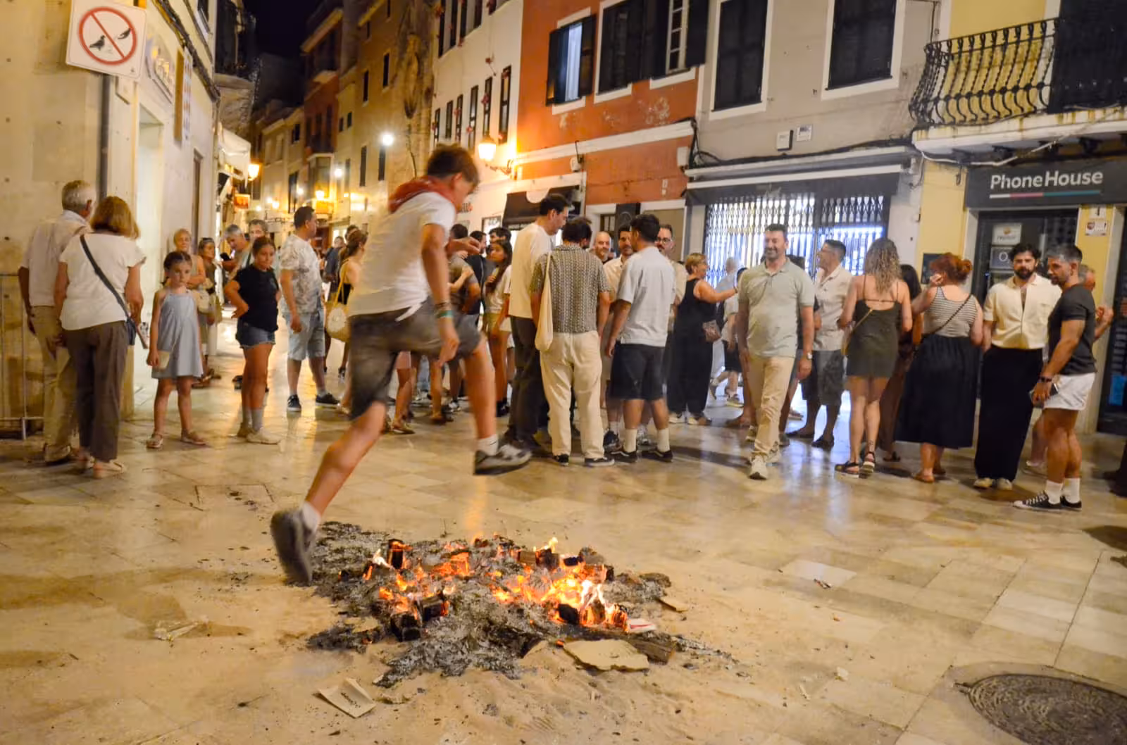 (Fotos) Ciutadella vive una noche de fuego y música con los ‘festers’