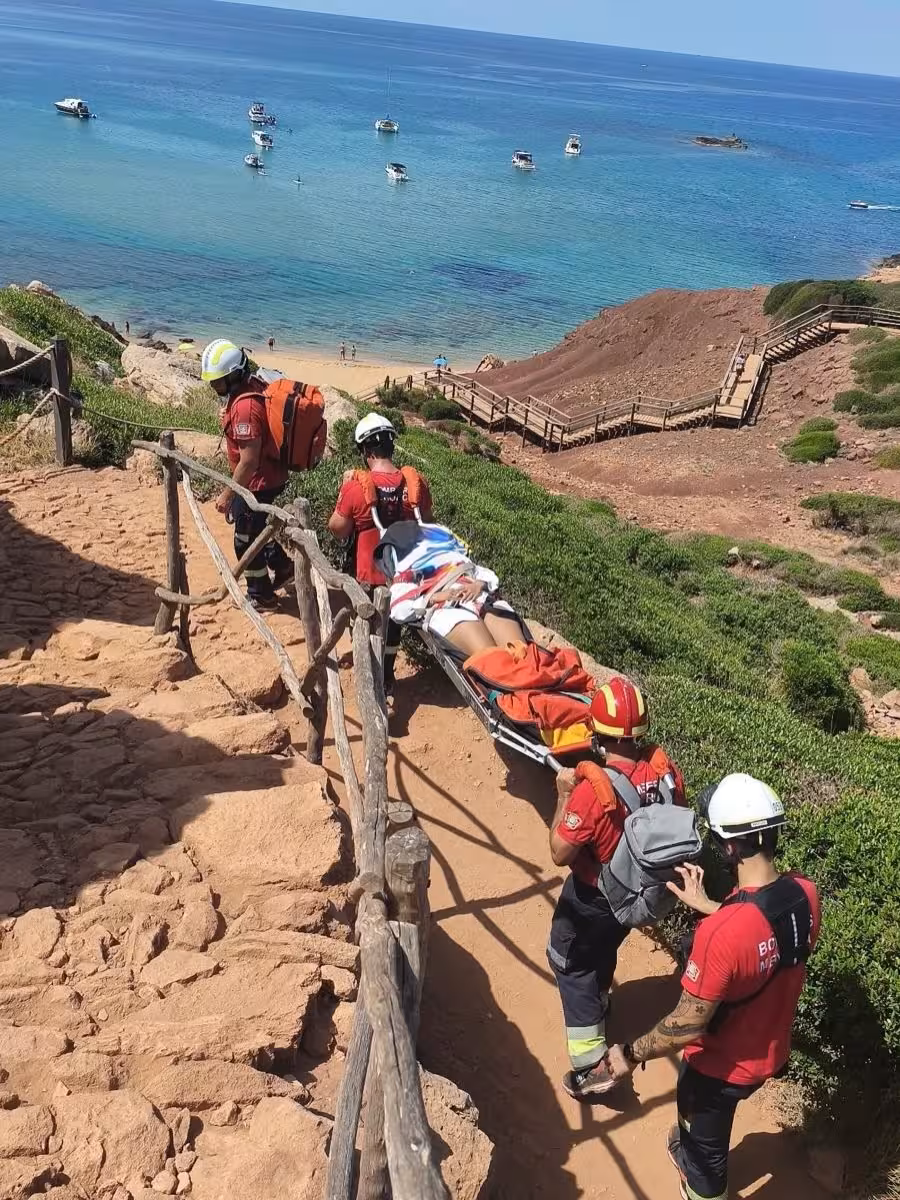 (Fotos) Los bomberos rescatan a una mujer en Cala Pilar y atienden otros cuatro incidentes